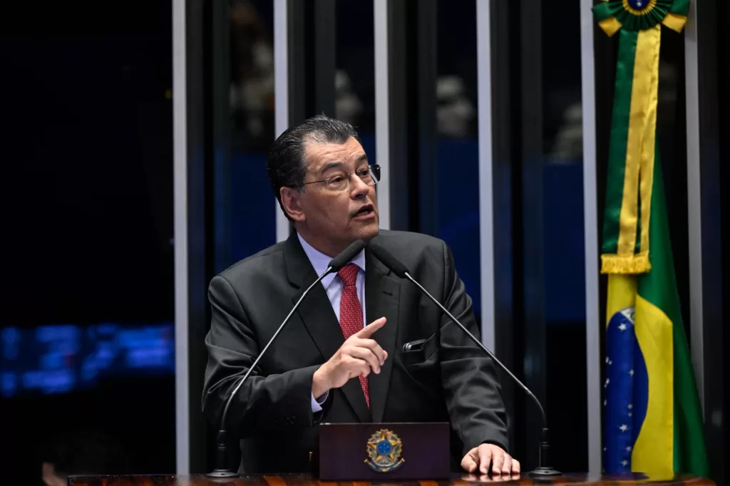 Eduardo Braga declara voto favorável ao fim da escala 61