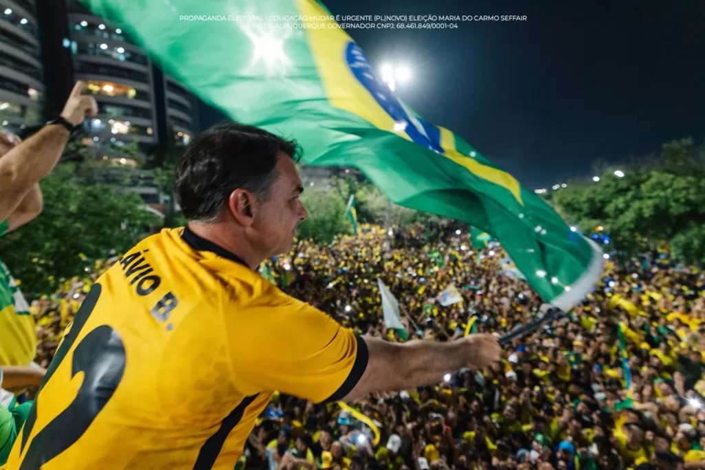Flávio Bolsonaro atrai 150 mil pessoas em ato na Ponta Negra, Manaus