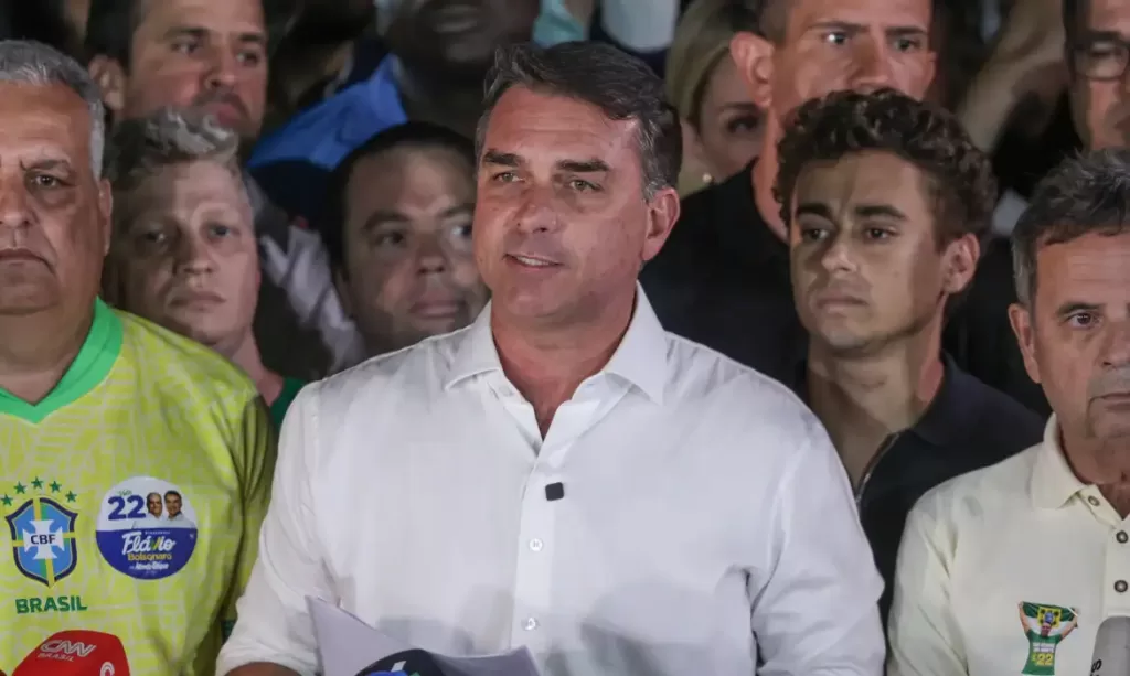 Flávio Bolsonaro agradece apoio e altera autodeclaração em carta após deixar Brasil