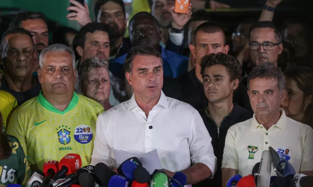 Flávio Bolsonaro anuncia que não reconhecerá resultado das eleições presidenciais