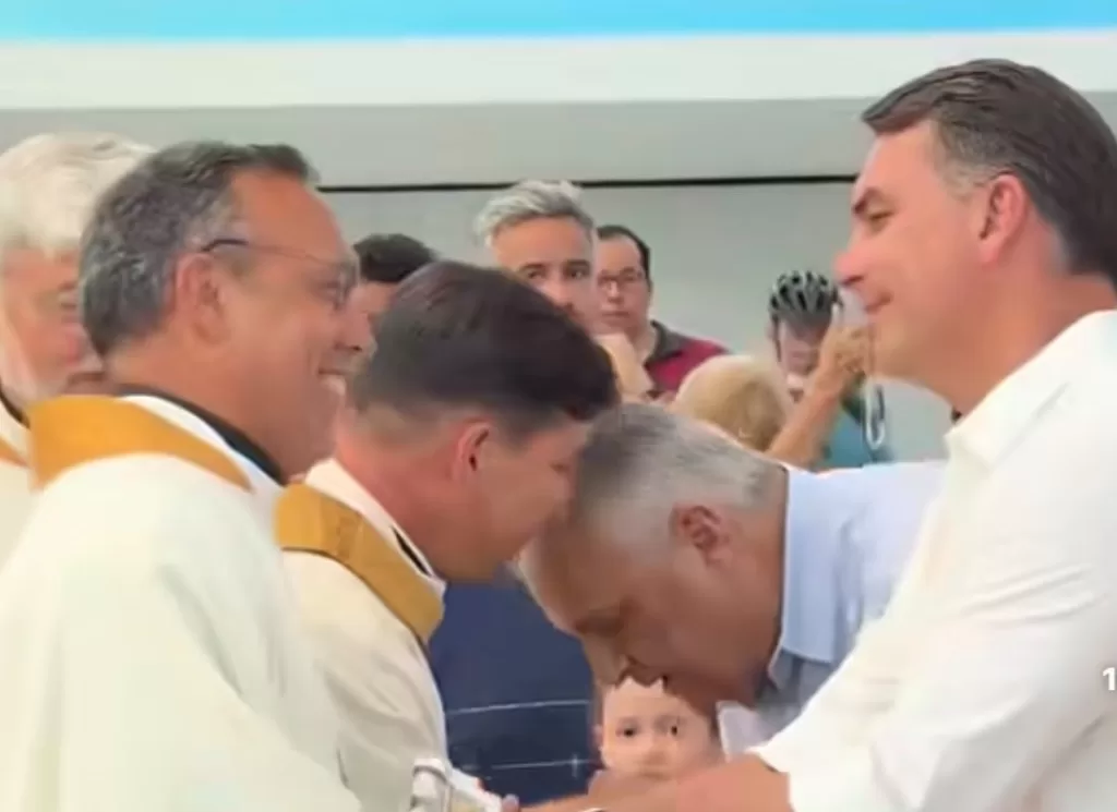 Flávio Bolsonaro participa de missa na Catedral de Brasília em homenagem a Nossa Senhora Aparecida