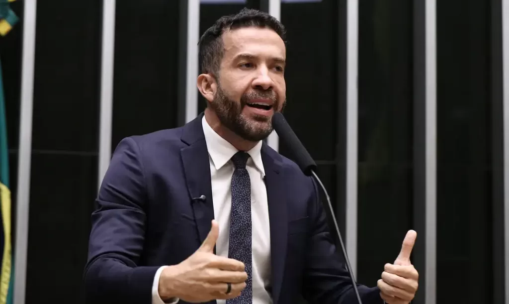Deputado André Janones é internado em UTI por arritmia cardíaca em São Paulo
