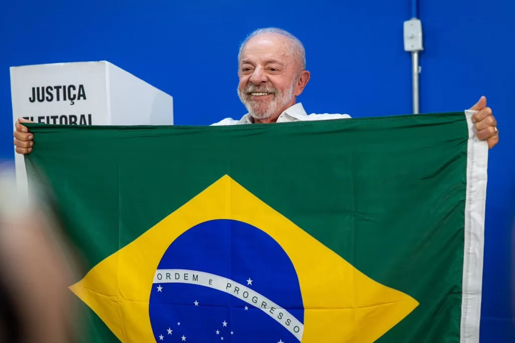 Lula vota em São Bernardo do Campo acompanhado de aliados políticos
