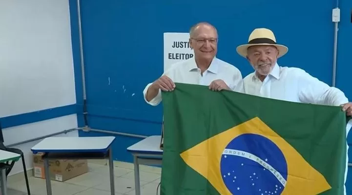 Lula vota em São Bernardo do Campo acompanhado de aliados