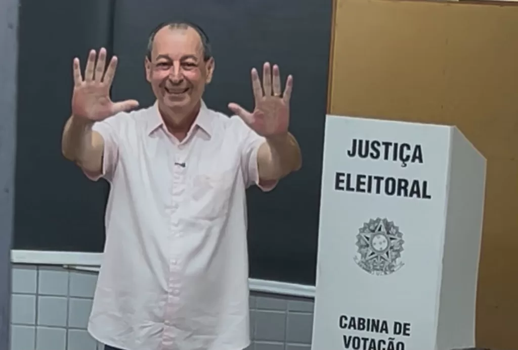 Omar Aziz vota em Manaus e destaca experiência para enfrentar mudanças fiscais