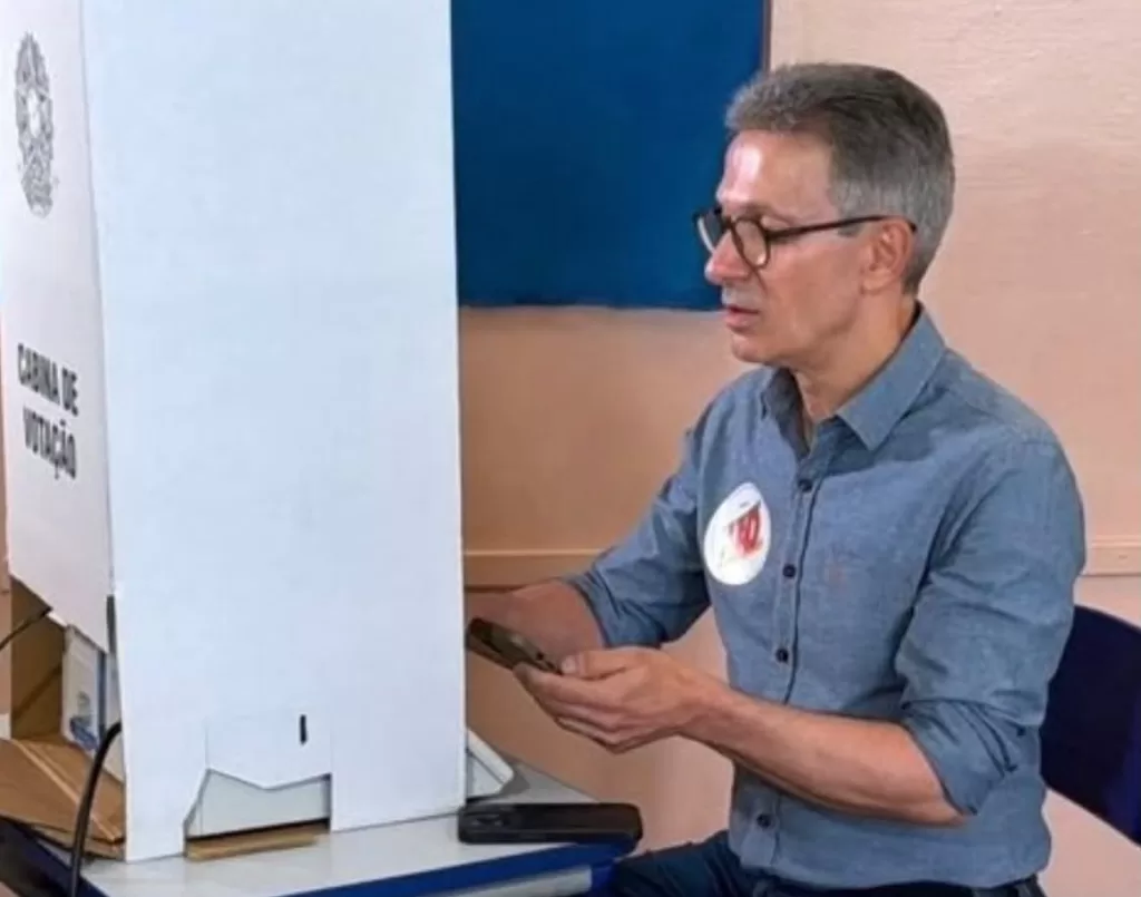 Romeu Zema é flagrado com celular na cabine de votação em Araxá