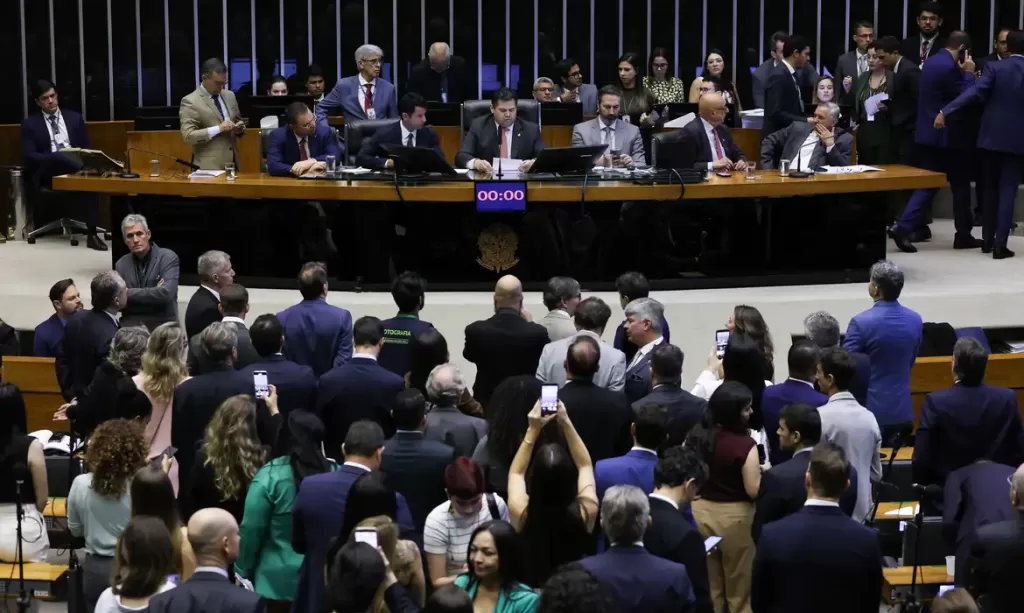 Senado vota PEC 221 que acaba com jornada 6x1 e reduz horas semanais