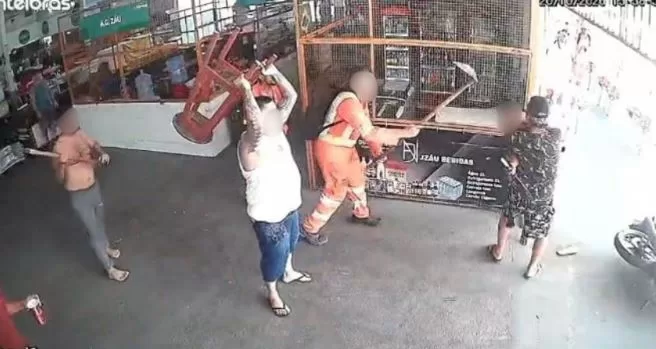 Suspeito de roubo é agredido por populares na Feira do Japiim