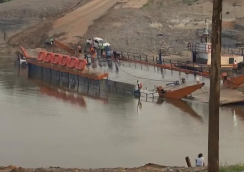 Balsa afunda parcialmente e paralisa tráfego na BR-319 no Amazonas