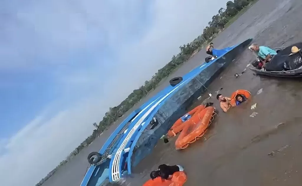 Barco naufraga no Amazonas após colisão com tronco à deriva