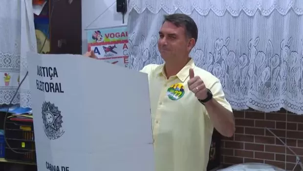 Flávio Bolsonaro vota no Rio de Janeiro e defende mudanças econômicas