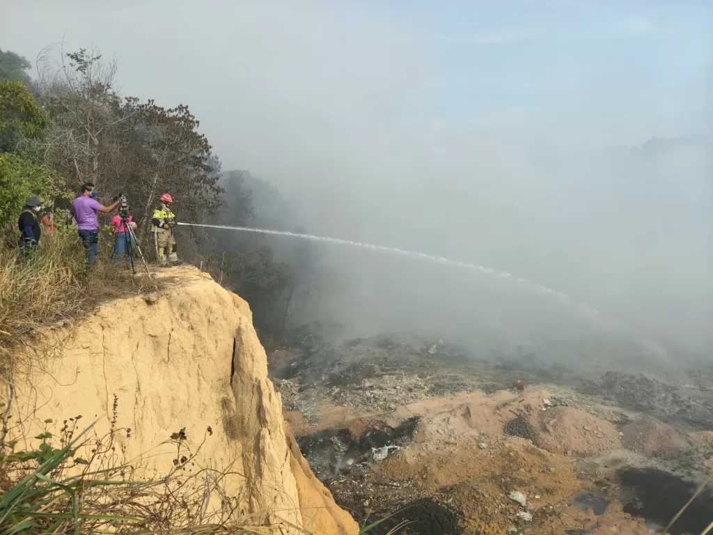Incêndio no Distrito Industrial II de Manaus segue com focos ativos após 20 horas