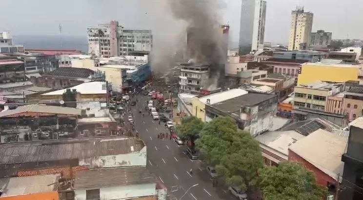 Imagens mostram incêndio no restaurante El Shaddai e vizinhança em Manaus