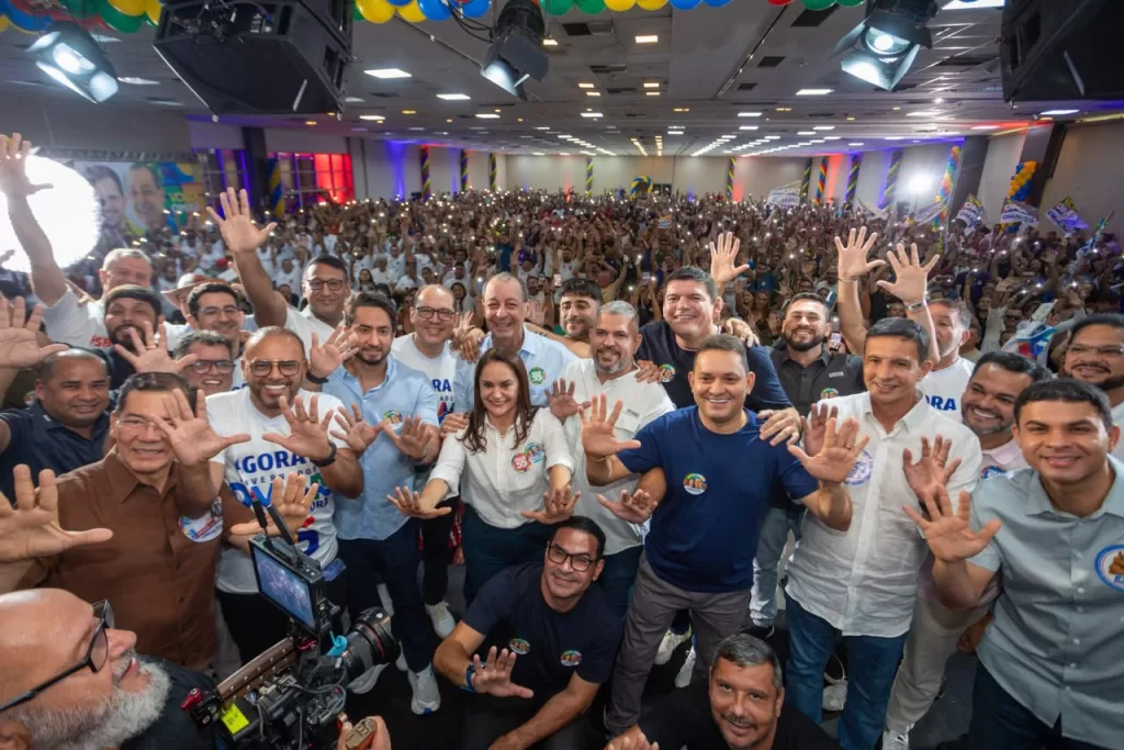 Omar Aziz é aplaudido em Manaus após aprovação do fim da escala 61