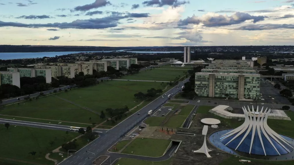 Suspeita de bomba perto do STF fecha trecho da Esplanada dos Ministérios