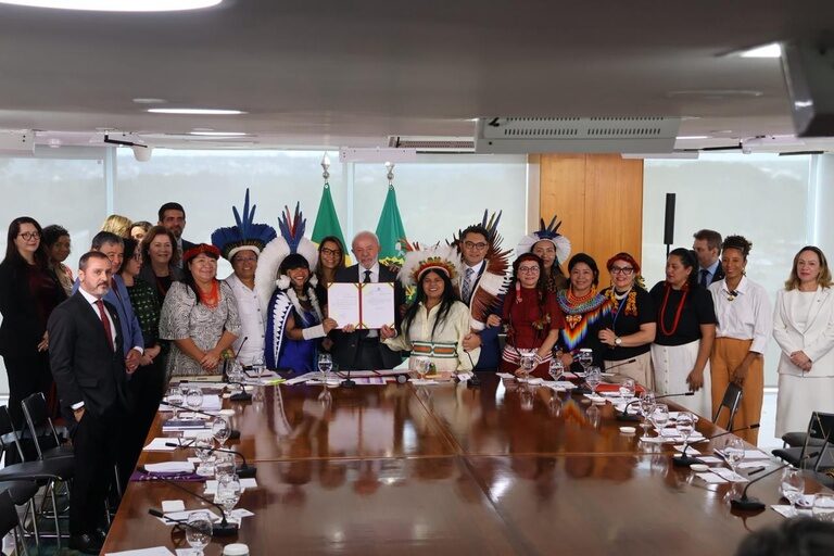 Lula sanciona leis que ampliam proteção a mulheres indígenas e combatem violência doméstica
