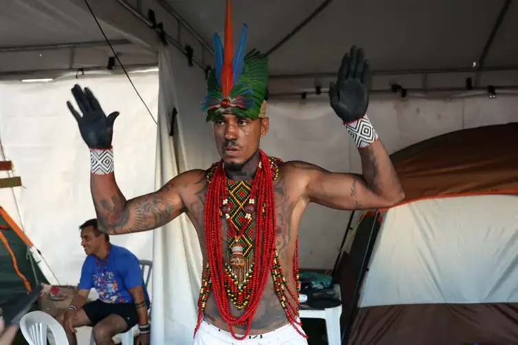 Desmatamento Ameaça Produção de Cocares Entre Indígenas