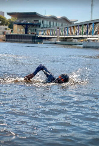 Homem-Peixe chega a Manaus após nadar 5 mil km pelos rios amazônicos