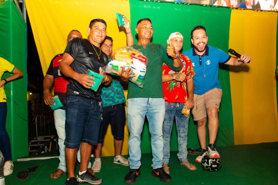 Rua do Zerão em Macapá se enche para jogo do Brasil no Amapá em Campo