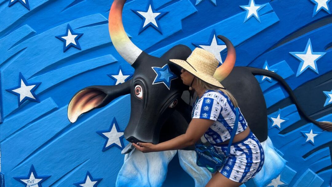 A Paixão de Andreia Nunes pelo Boi Caprichoso e a Cor Azul