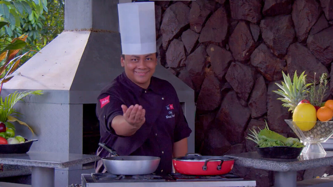 Chef Manoel Brelaz ensina supremo de frango com vinagrete de banana