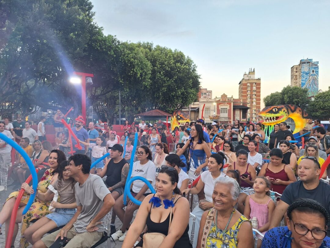 Largo São Sebastião se transforma em palco da cultura amazônica com bois-bumbás
