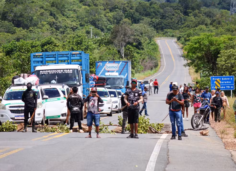 Indígenas de Roraima protestam contra o marco temporal na BR-174