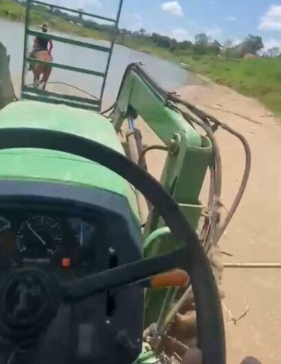 Caseiro atravessa Rio Muru de trator durante estiagem no Acre