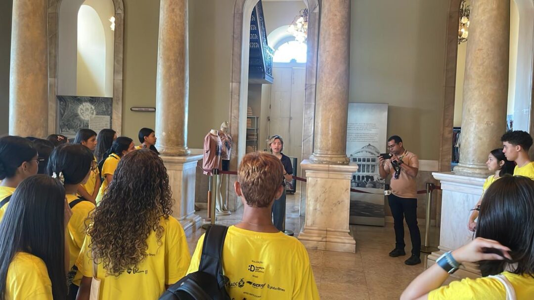 Estudantes do Pipoca em Cena visitam o Teatro Amazonas e aprendem sobre Manaus