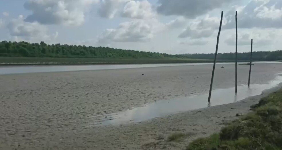 Seca e assoreamento isolam comunidades no canal do Bailique, Amapá