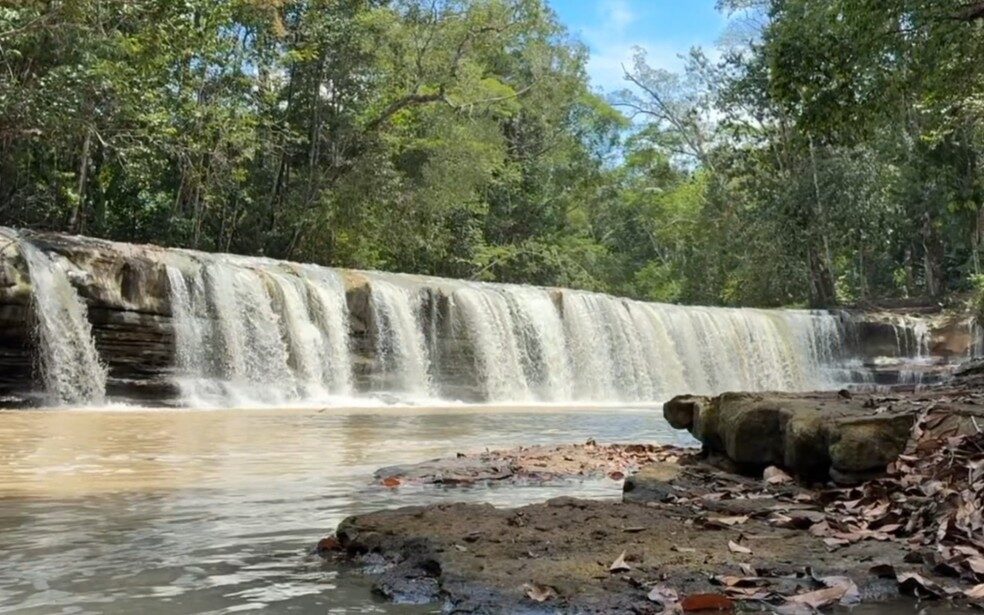Cachoeira Natal no Amazonas apresenta água barrenta e gera preocupação