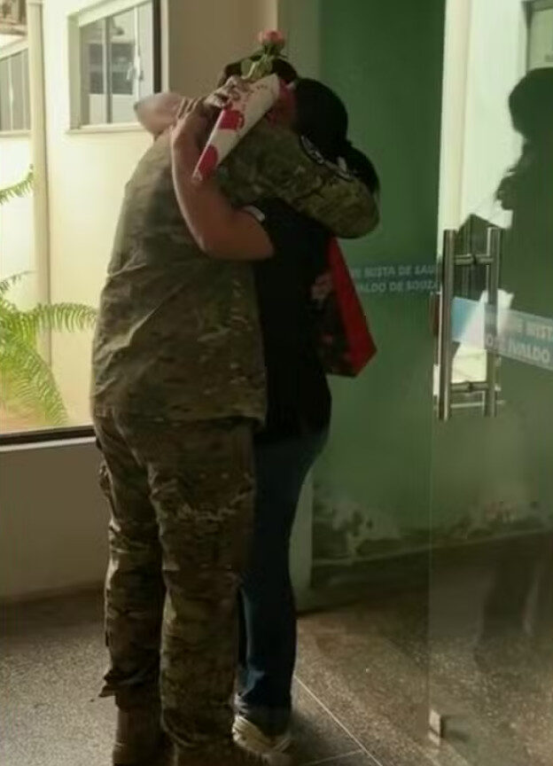 Brasileiro surpreende esposa após seis meses na guerra da Ucrânia