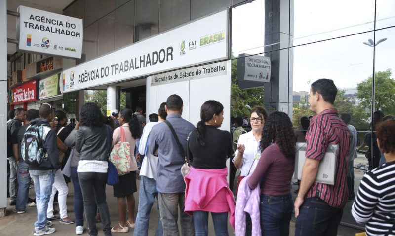 Taxa de desemprego atinge 5,6% em maio, a menor desde 2012, aponta IBGE