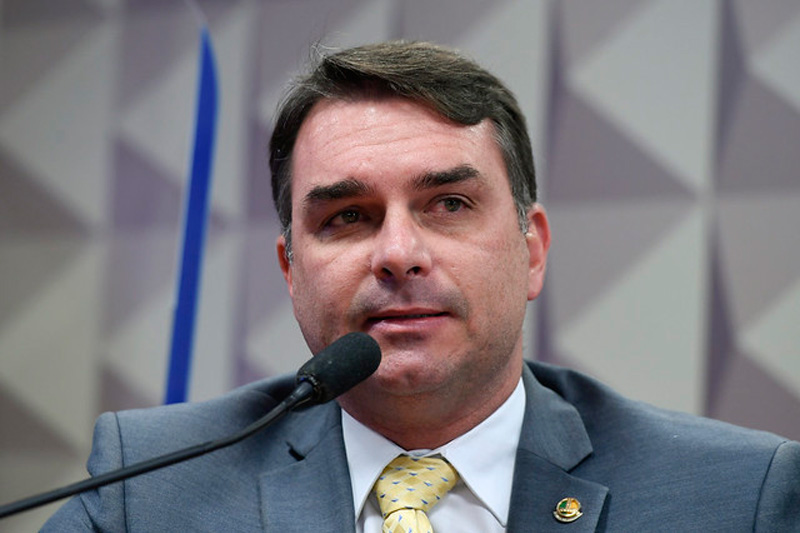 Governo critica Flávio Bolsonaro por proposta de adiar tarifaço