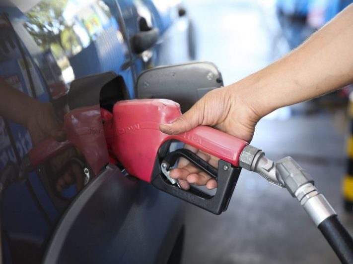 Governo Lula implementa subsídio de R$ 0,44 para conter preço da gasolina