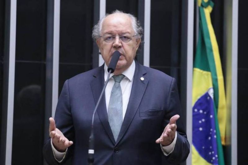 Deputado propõe restrição a atletas no exterior e técnicos estrangeiros na seleção