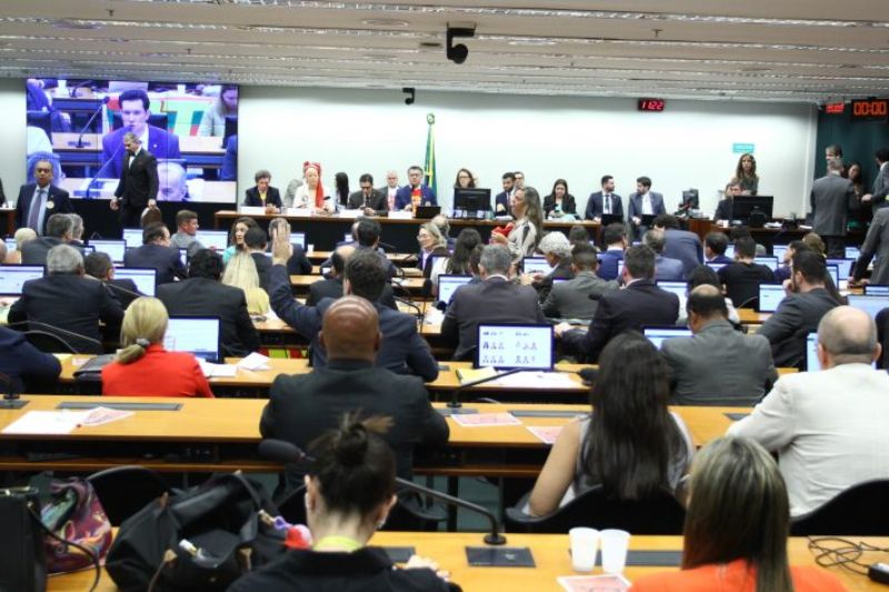 Comissão da Câmara aprova PEC que extingue escala 61 e reduz jornada semanal