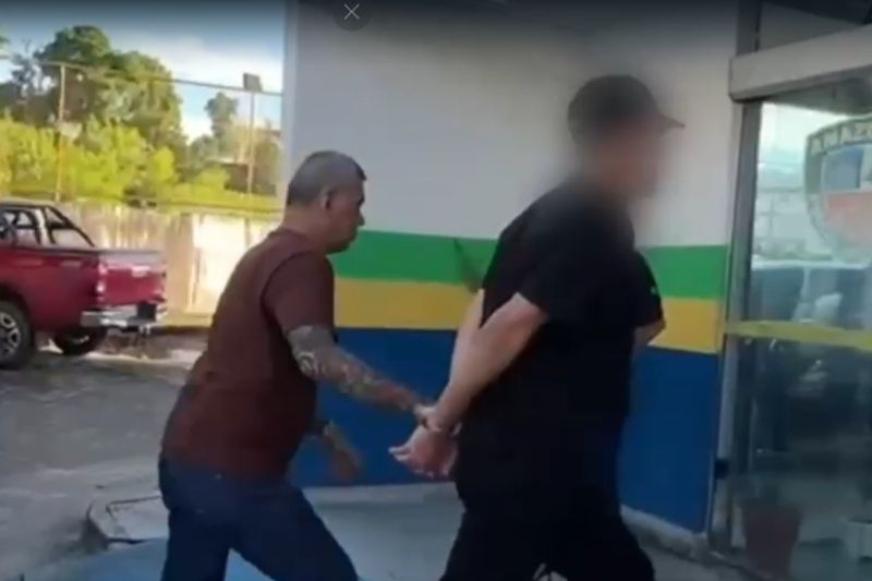 Jovem é preso após atirar em colega ao receber mensagem ameaçadora