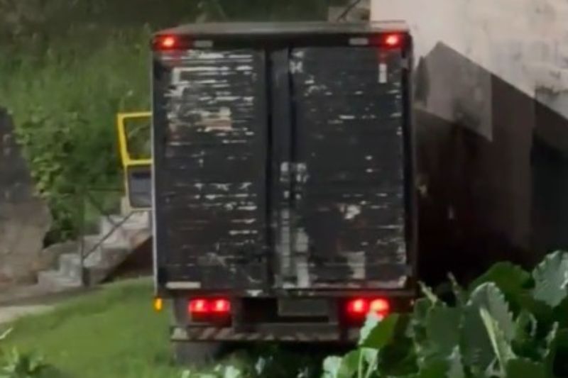 Motorista se joga de caminhão desgovernado e fica gravemente ferido