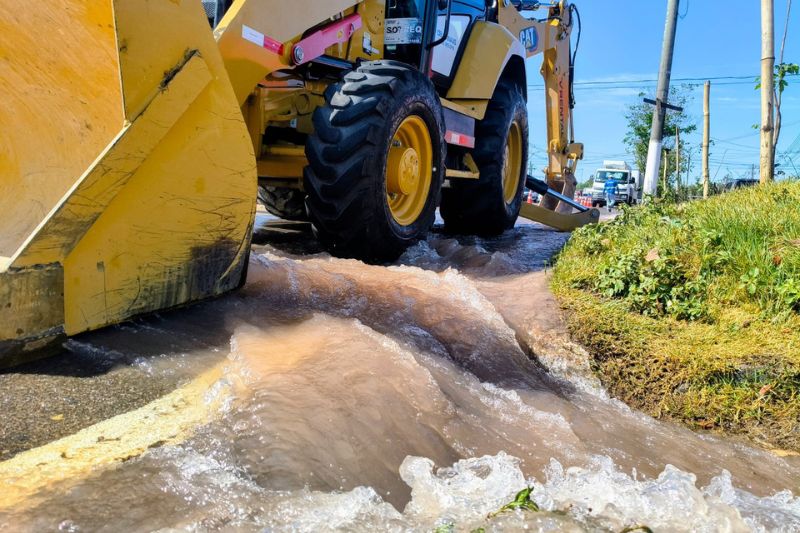 Vazamento em adutora provoca falta de água e acidente em Manaus
