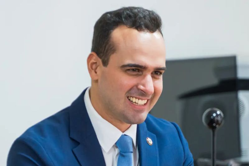 Lucas Ribeiro é reeleito governador da Paraíba no primeiro turno das eleições 2026