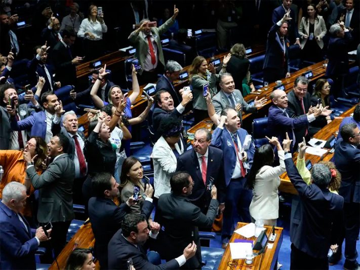 Senado aprova nova jornada de trabalho com duas folgas semanais
