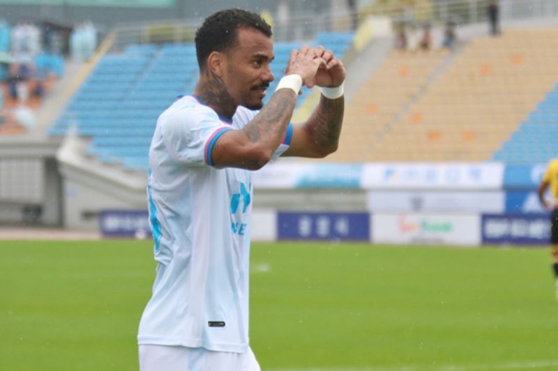 Matheus Serafim brilha na Coreia do Sul e lidera artilharia na K.League 2