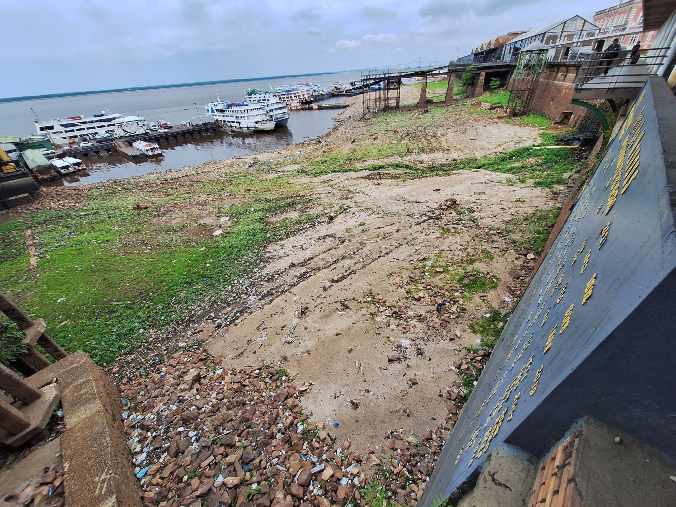 Rio Negro em Manaus cai 5,21 metros em setembro e pode ter terceira maior seca