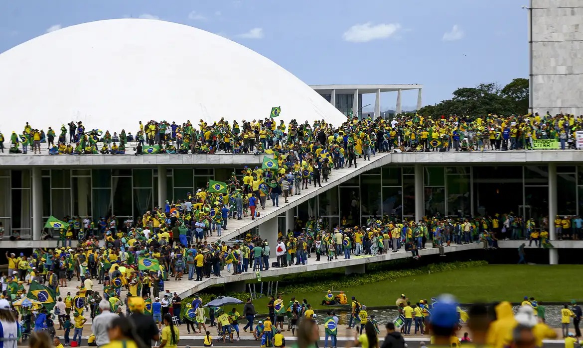 Flávio Bolsonaro diz que pretende subir rampa do Planalto com anistiados