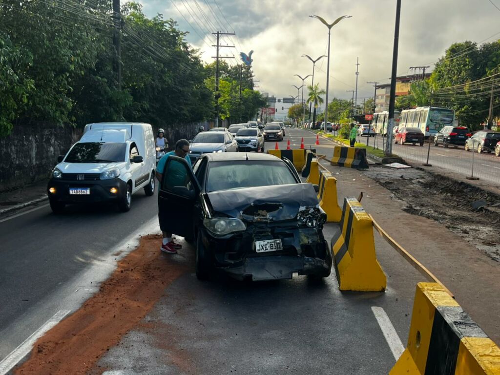 Acidente na Avenida Coronel Teixeira causa colisão em obra em Manaus