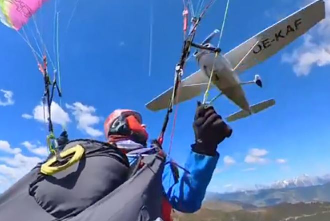 Parapentista sobrevive a colisão com avião nos Alpes austríacos