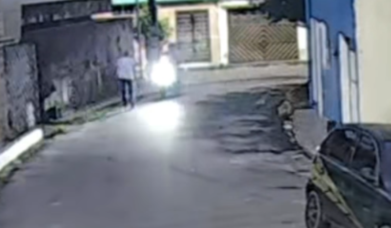 Câmeras registram assalto a mulher no bairro Petrópolis, em Manaus