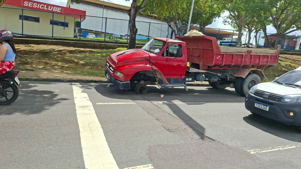 Motociclista e passageira ficam feridos após roda de caçamba se soltar em Manaus