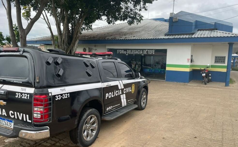 Mãe é presa após deixar filhos pequenos sozinhos para ir a boate